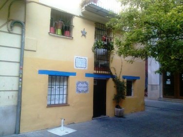 Casa donde vivió Martí en su infancia en Valencia, España, las estrellas en la pared muestran gran grado de oxidación y dentro de ella vive una persona, cuando podría ser un pequeño museo